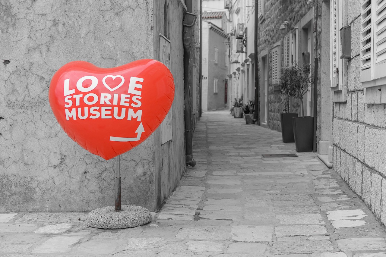 LOVE STORIES & SOCIAL LIFE TOUR